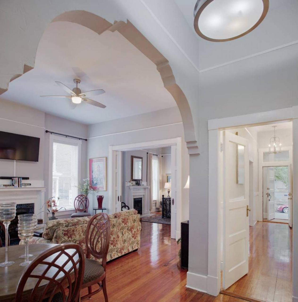 サバンナ420Waldburg A - Modern Apt With Southern Charm Blocks From Forsythアパートメント エクステリア 写真